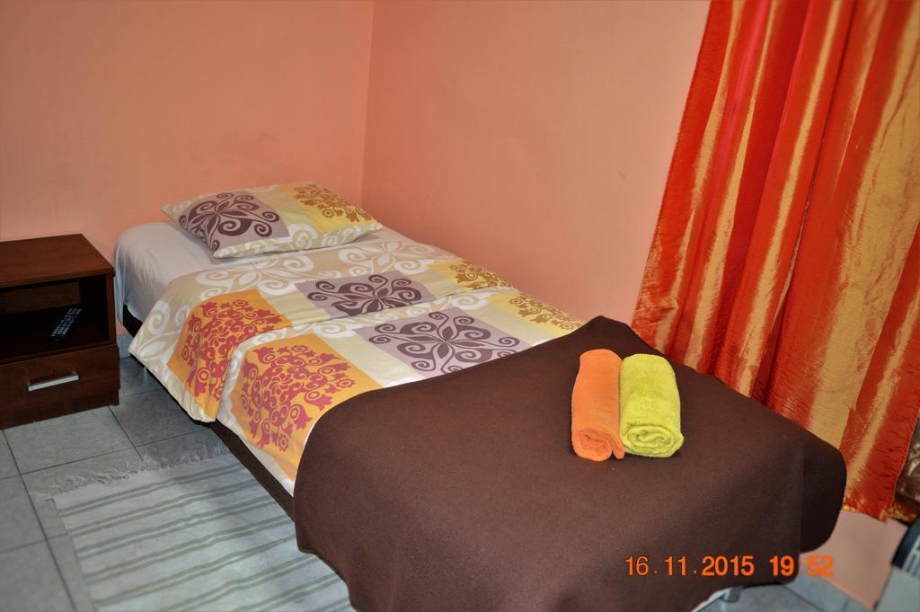 كراكوفيا Honey Hostel الغرفة الصورة