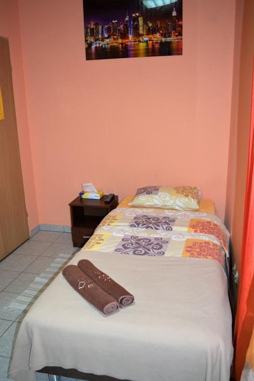 كراكوفيا Honey Hostel الغرفة الصورة